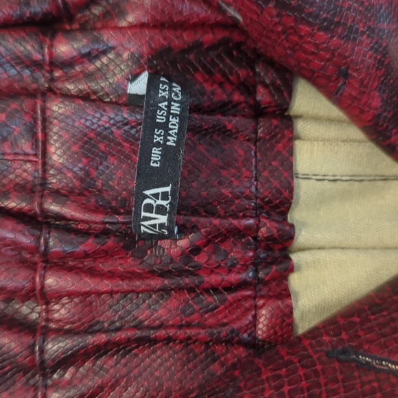 Zara Faux Leather Red Snakeskin Mini Skirt - Picture 5 of 5